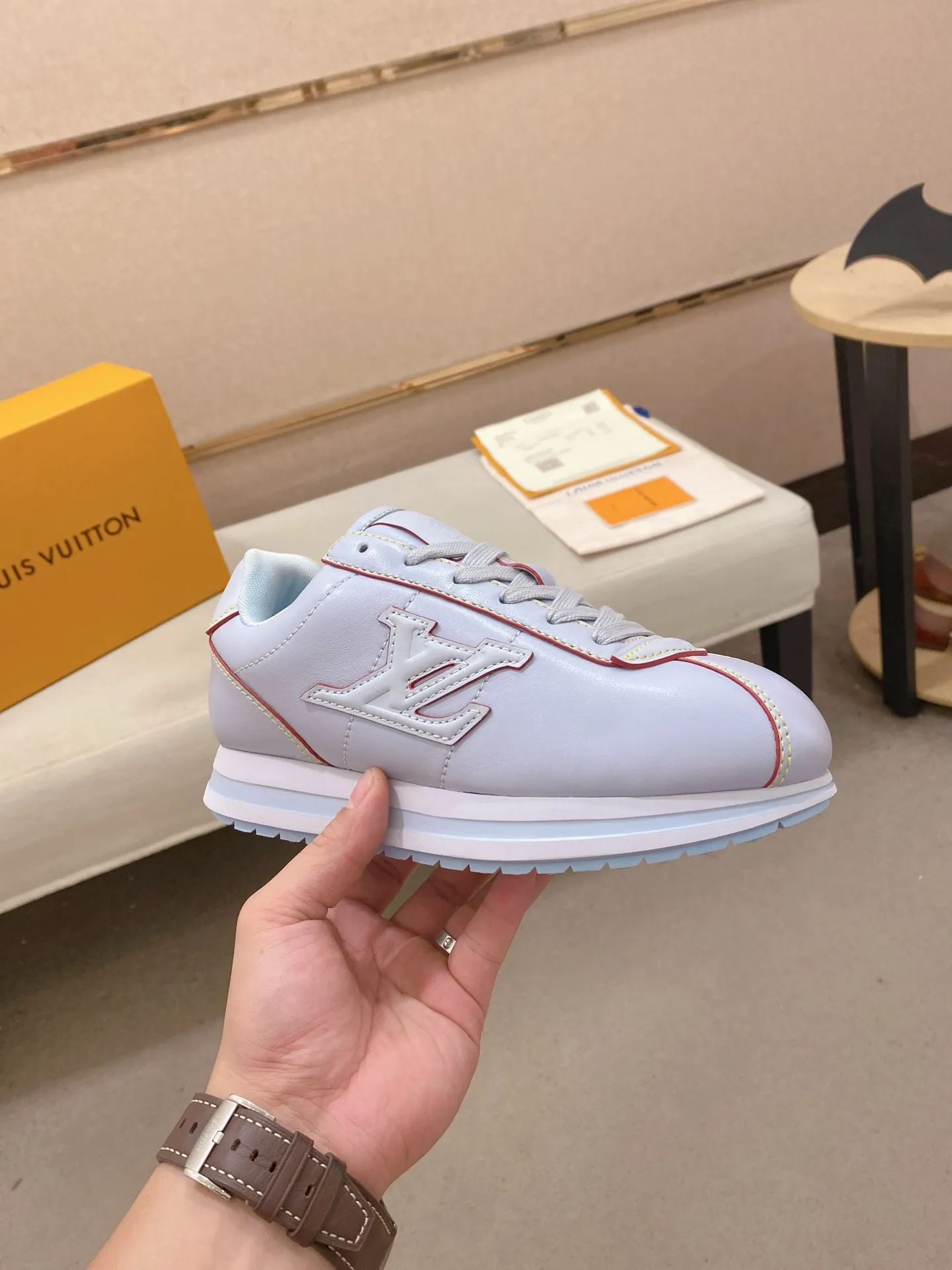 Men's shoes💰: Couple style 700💰LOUIS VUITTON Footint Soccer sneakers‼ ️ The top version, the same sneakers for LV couples. You will look fashionable when you wear them. This Footint Soccer sneaker was unveiled in the 2025 spring and summer series fashion show. The tongue is embellished with the Lvers United badge inspired by the football team. The rubber sole of the foot is decorated with multiple Louis Vuitton logos. The original latest packaging. Fabric: original imported cowhide. Lining: original imported breathable mesh. Foot pad: original injection molding pad. Outsole: original molded T combination outsole. Size: 35-45.